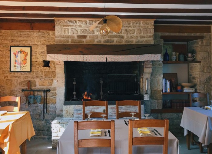 La cheminée et le grill de l'auberge, dans la salle en pierre