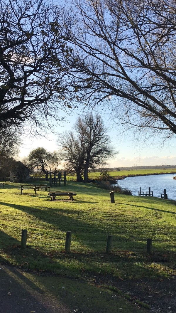 Le bord de l'eau et ses tables de pique-nique