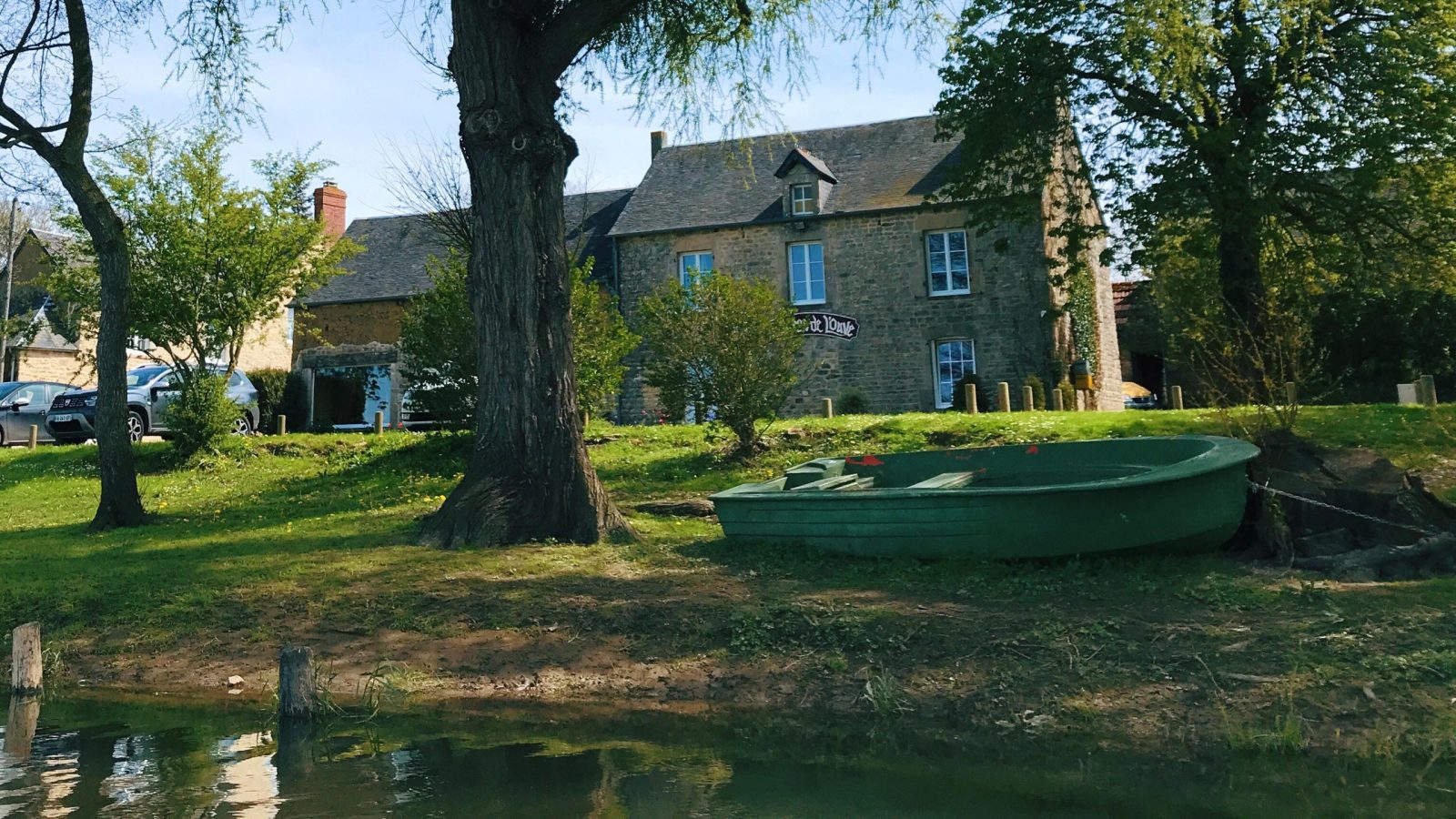 L'Auberge de l'Ouve au bord de la rivière la Douve